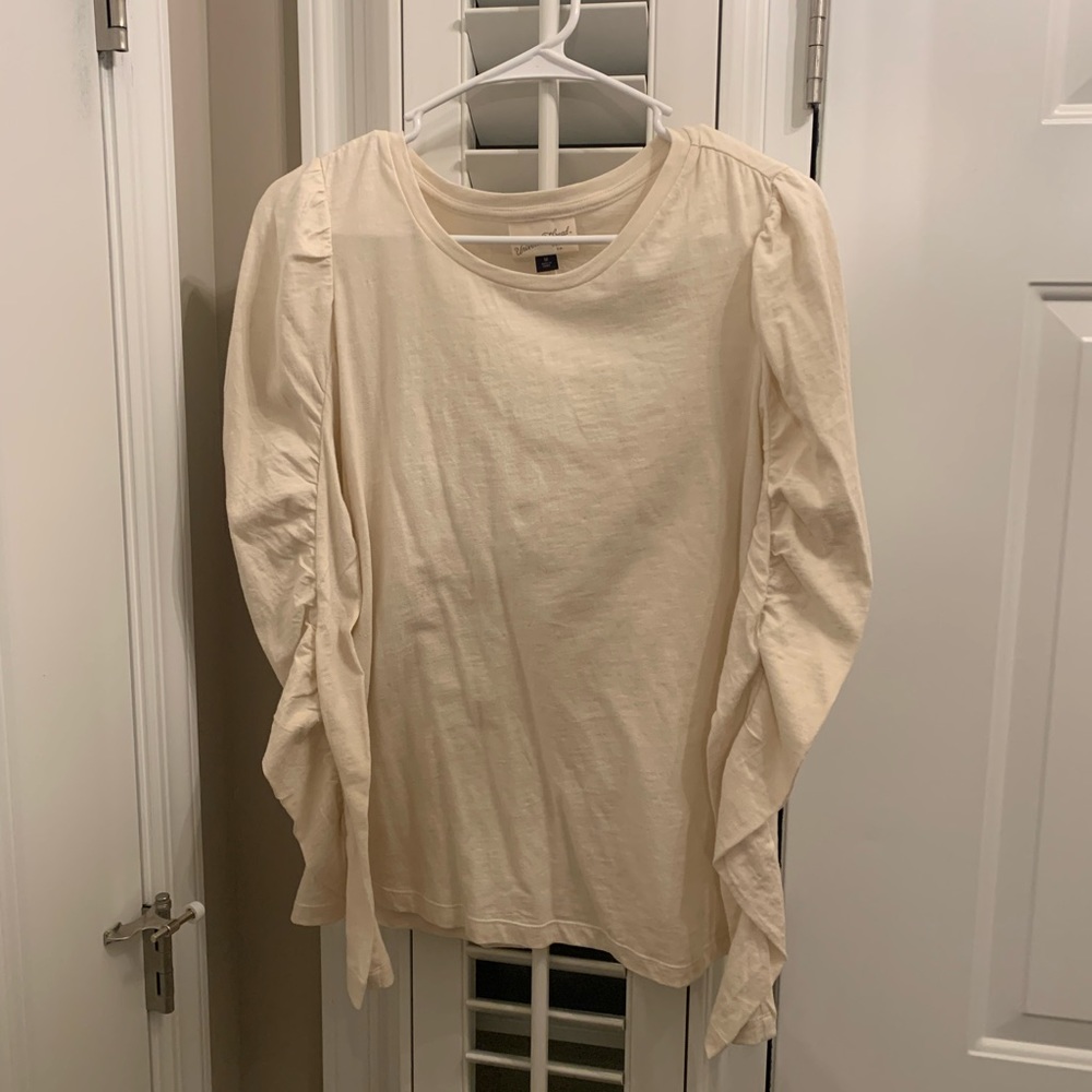Puffy sleeve tee.